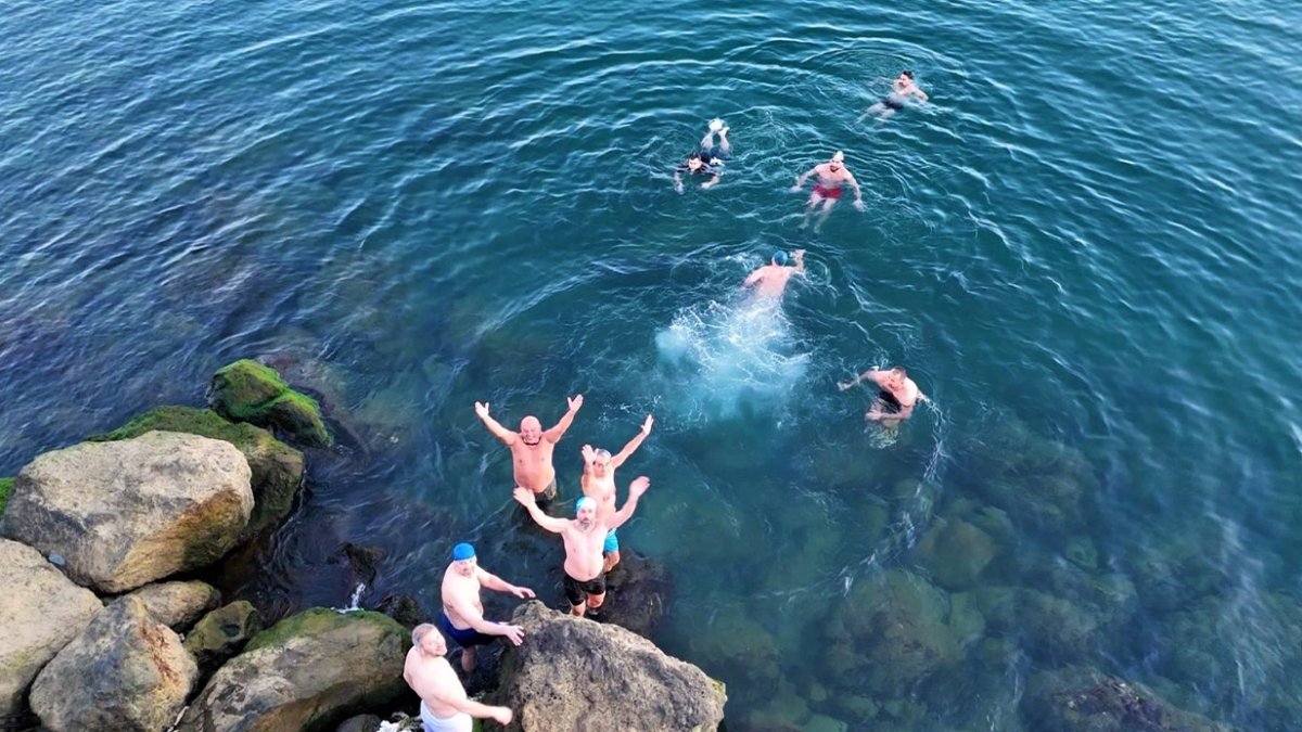 Şubat ayını hiçe saydılar, denizin keyfini çıkardılar! Burası ne Antalya, ne de Muğla sahilleri...
