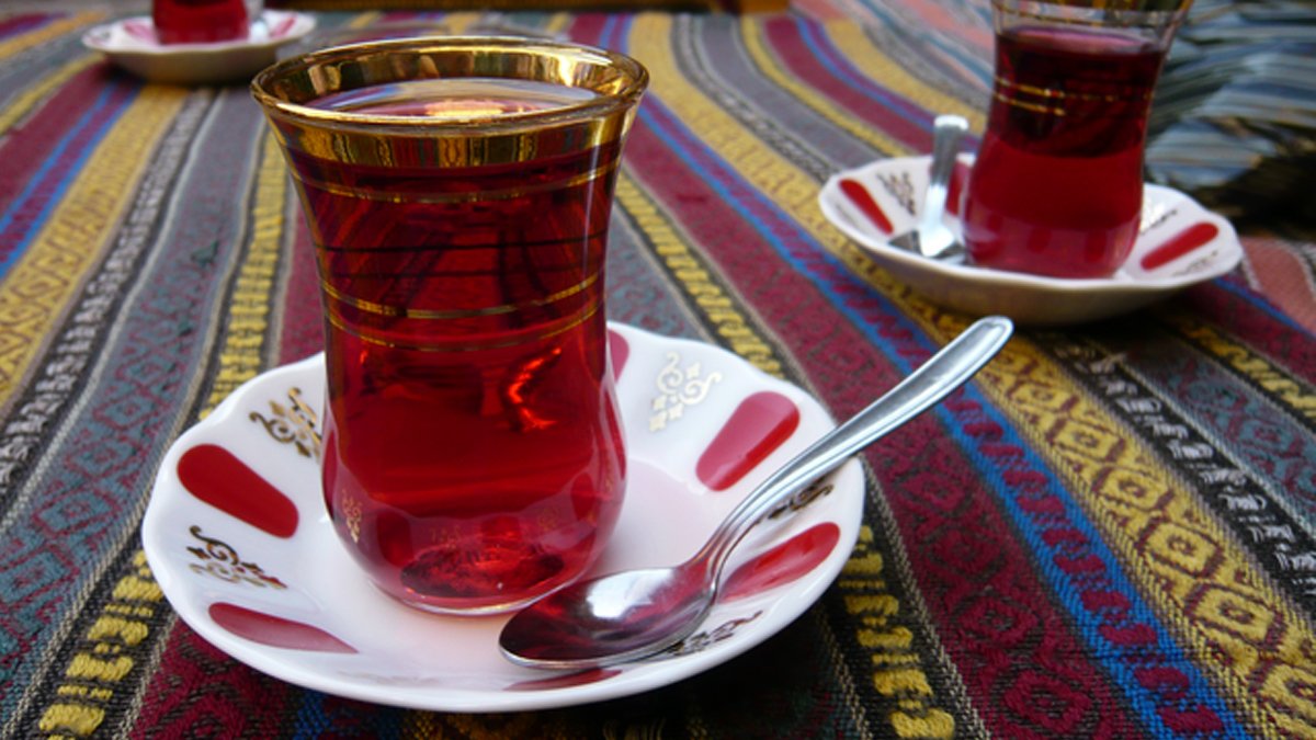 Çay tiryakilerinin yüzü gülecek: Günde 3 fincan çay ömrü uzatıyor