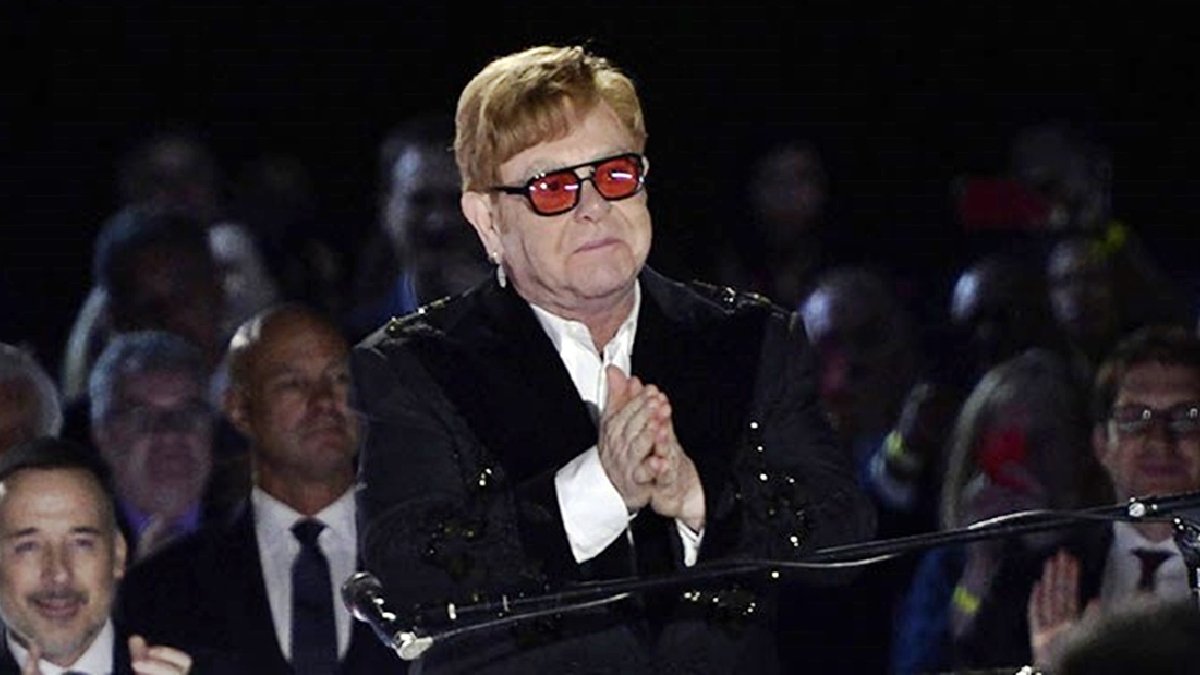 Ünlü şarkıcı Elton John’un yüzlerce eşyası müzayedede
