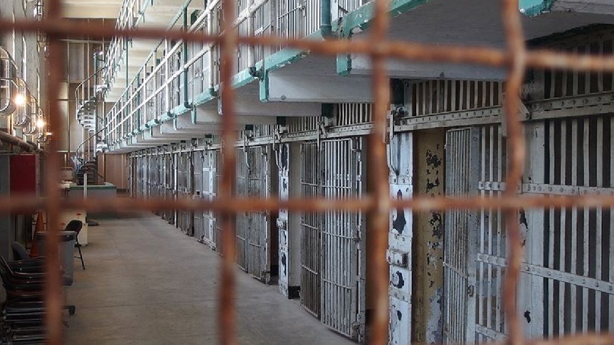 10 gardiyan bir mahkuma saldırdı: İtalya’daki cezaevinde işkence basına sızdı