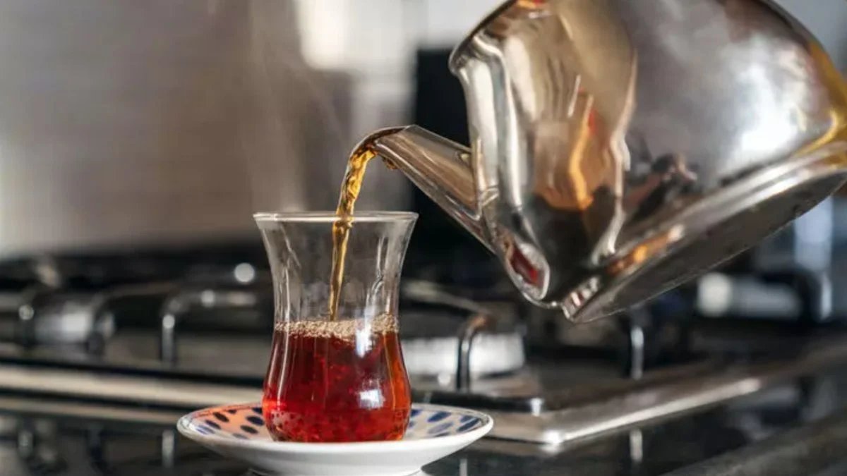 Ne şeker ne tuz! Çaya bunu ekleyince kaçak çaydan bile lezzetli oluyor... Gerçek tiryakileri çayı asıl böyle içer