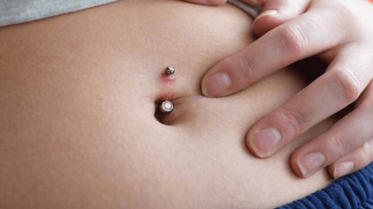 Piercing taktıranlar dikkat: Mikroorganizmalar fıldır fıldır dolaşıyor! Meğer cilt yapısını altüst ediyormuş