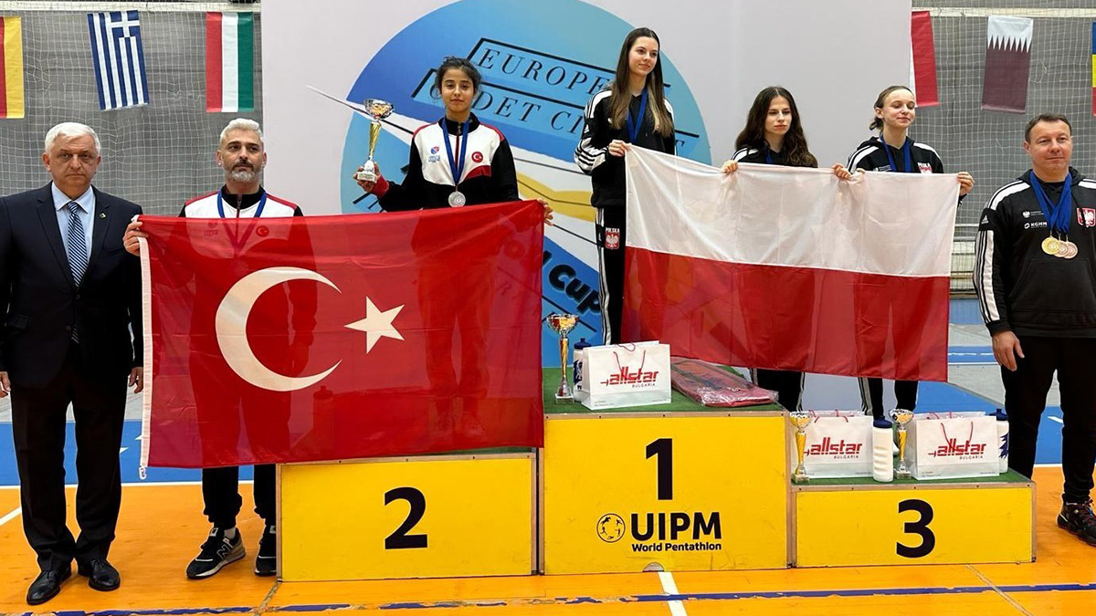 Milli eskrimciler Bulgaristan'da iki madalya kazandı