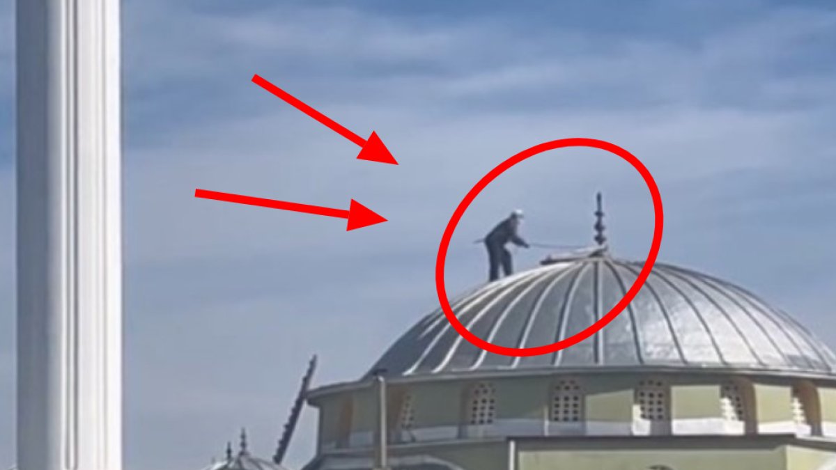 70 yaşındaki dede caminin kubbesine tırmandı! Cesareti yürek hoplattı: Tek amacı leyleklere yuva yapmak