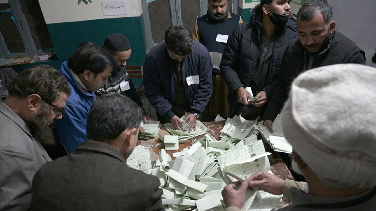 İki aday da ‘biz kazandık’ demişti: Pakistan'daki gergin seçimde sonuç belli oldu