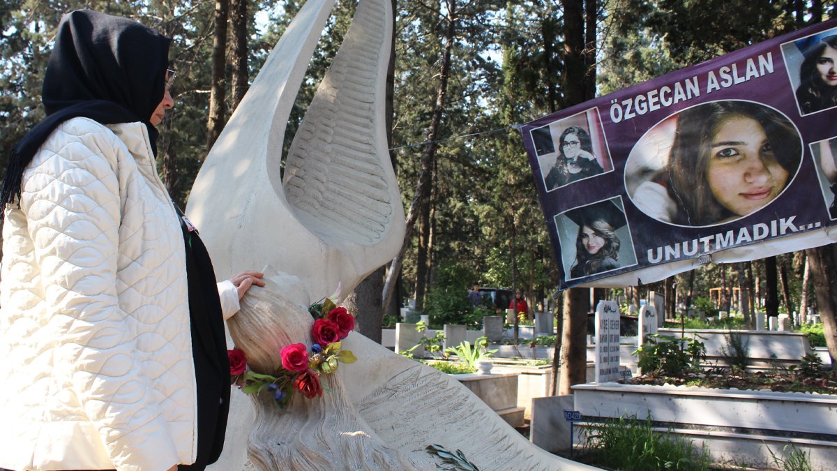 Özgecan Aslan kabri başında anıldı: Özge'mden sonra 5 bin kadın öldürüldü