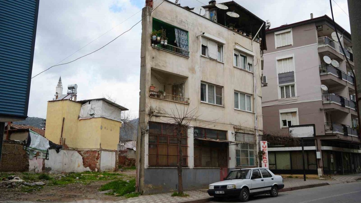 Bu binayı görenler bir daha bakıyor: Edremit'te iki boyutlu ev