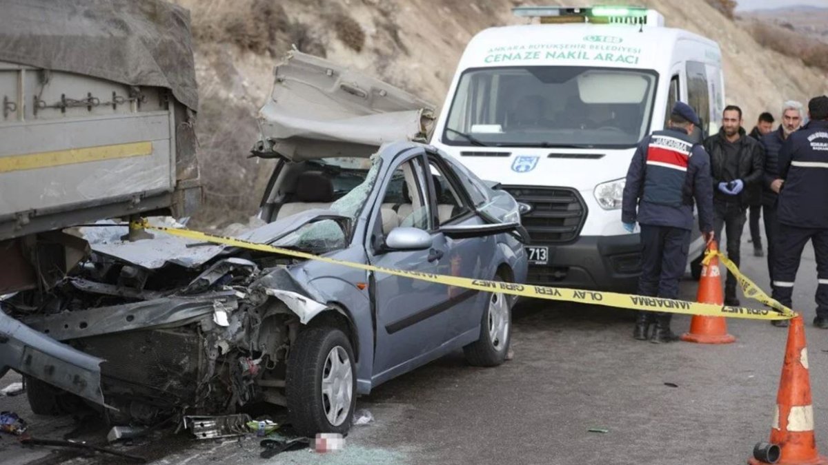 Ankara'da otomobil TIR'a çarptı: Aynı aileden 2 ölü, 4 yaralı