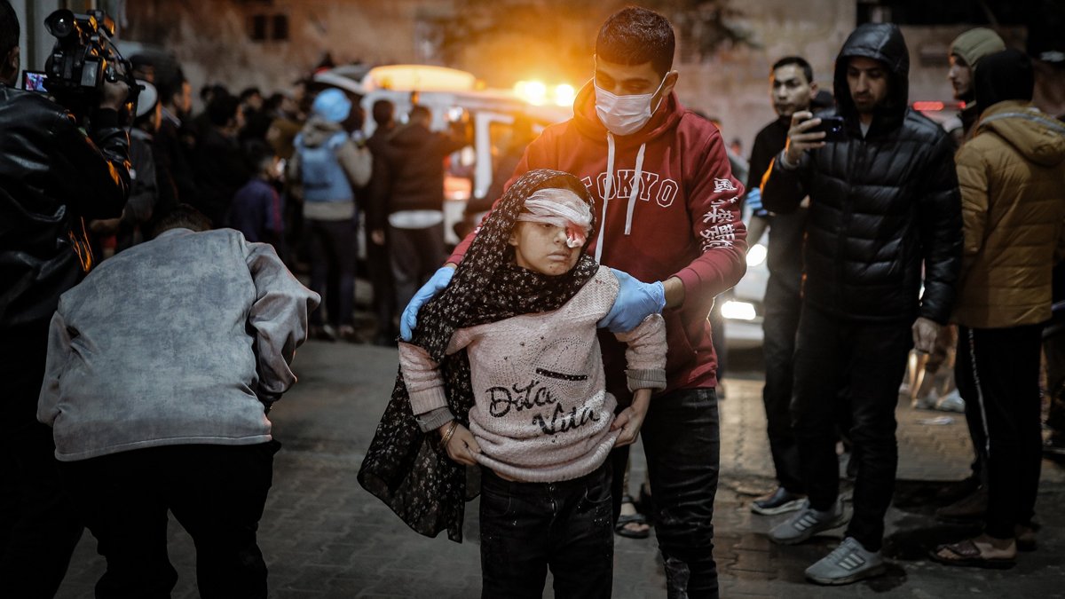 İsrail'den Refah'a ağır bombardıman: 100'den fazla can kaybı var