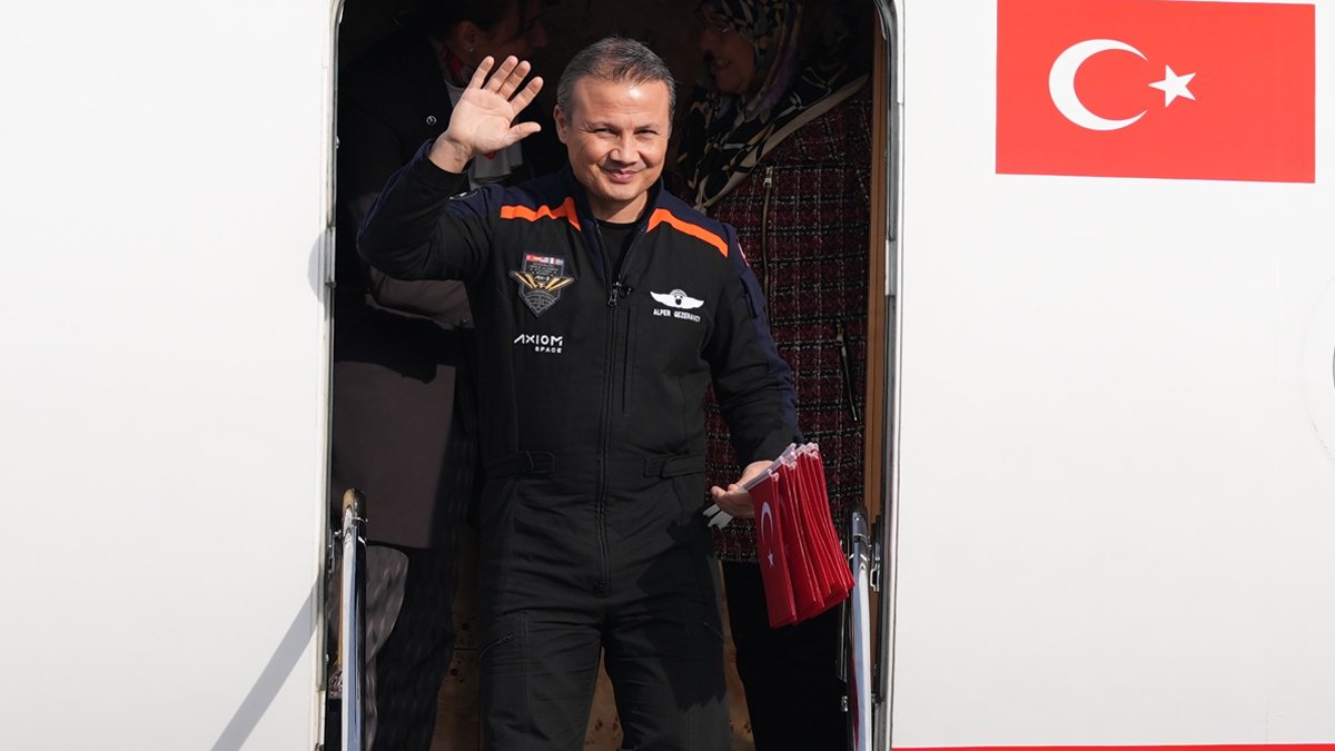 Türkiye'nin ilk astronotu Alper Gezeravcı yurda döndü
