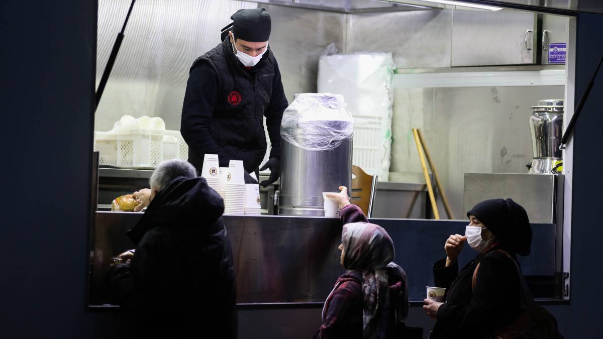 Hasta yakınlarını ısıtan ikram