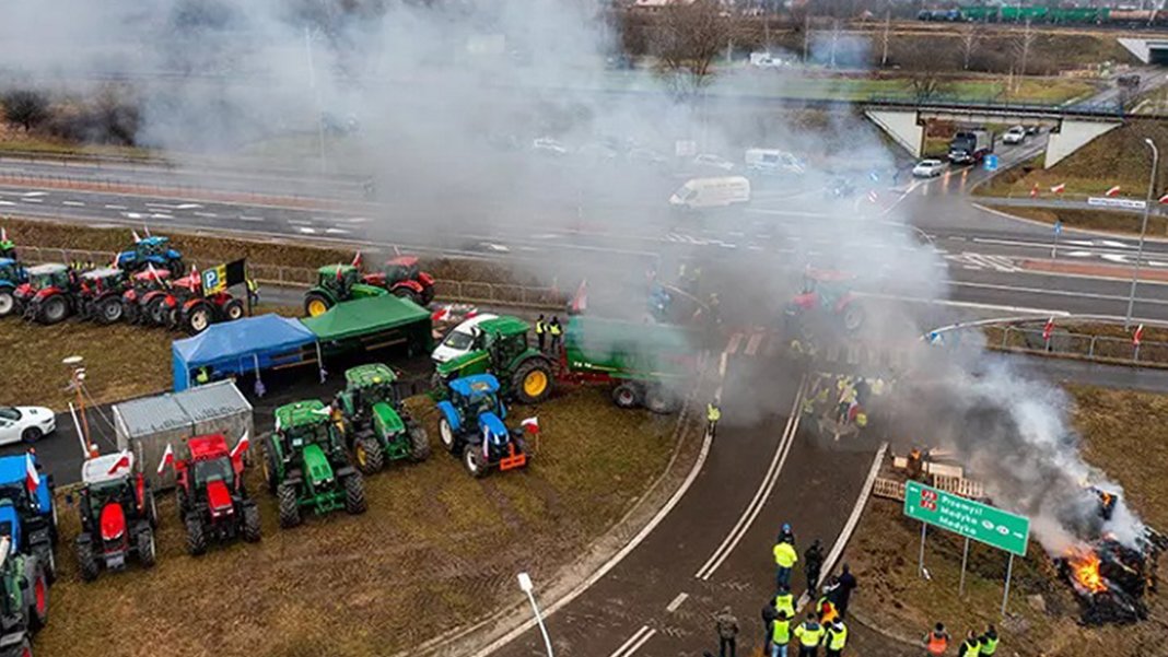 Polonyalı çiftçiler Ukrayna sınırını bir kez daha kapattı