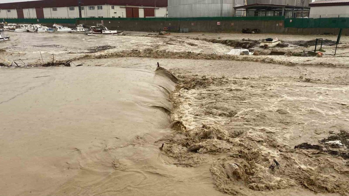 Bir yerde yaz yaşanırken bir yerde sel! Sağanak yağış çayı taşırdı: Bölge su altında kaldı
