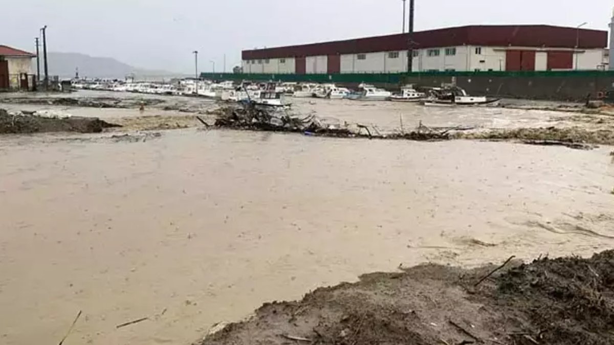 Çanakkale'yi sağanak vurdu: Kepez Çayı taştı