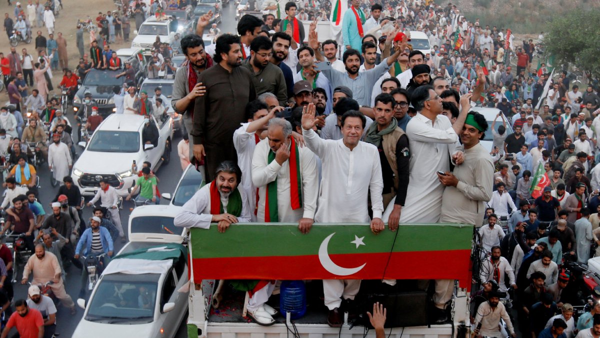 İmran Han’ın protesto çağrısı karşılık buldu: Halk caddelere indi