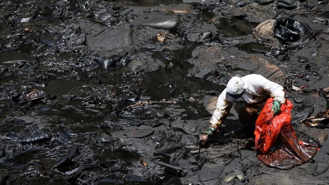 Karayipler'deki sızıntı dünyaya tehlike saçıyor: Ulusal acil duruma sebep oldu