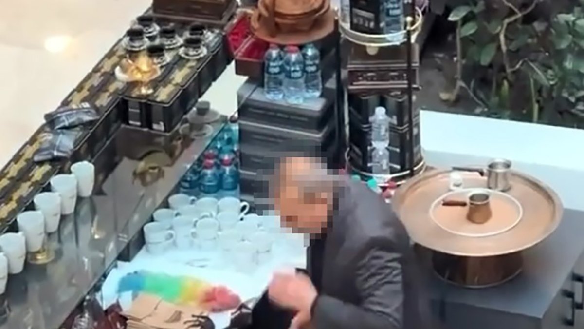 Mide bulandıran görüntü! İşletmeci fincanları tükürerek temizledi...