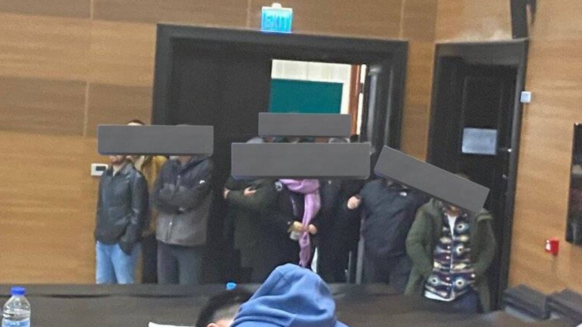 İstanbul Üniversitesi'nde vatandaşların amfilere girmesine tepki