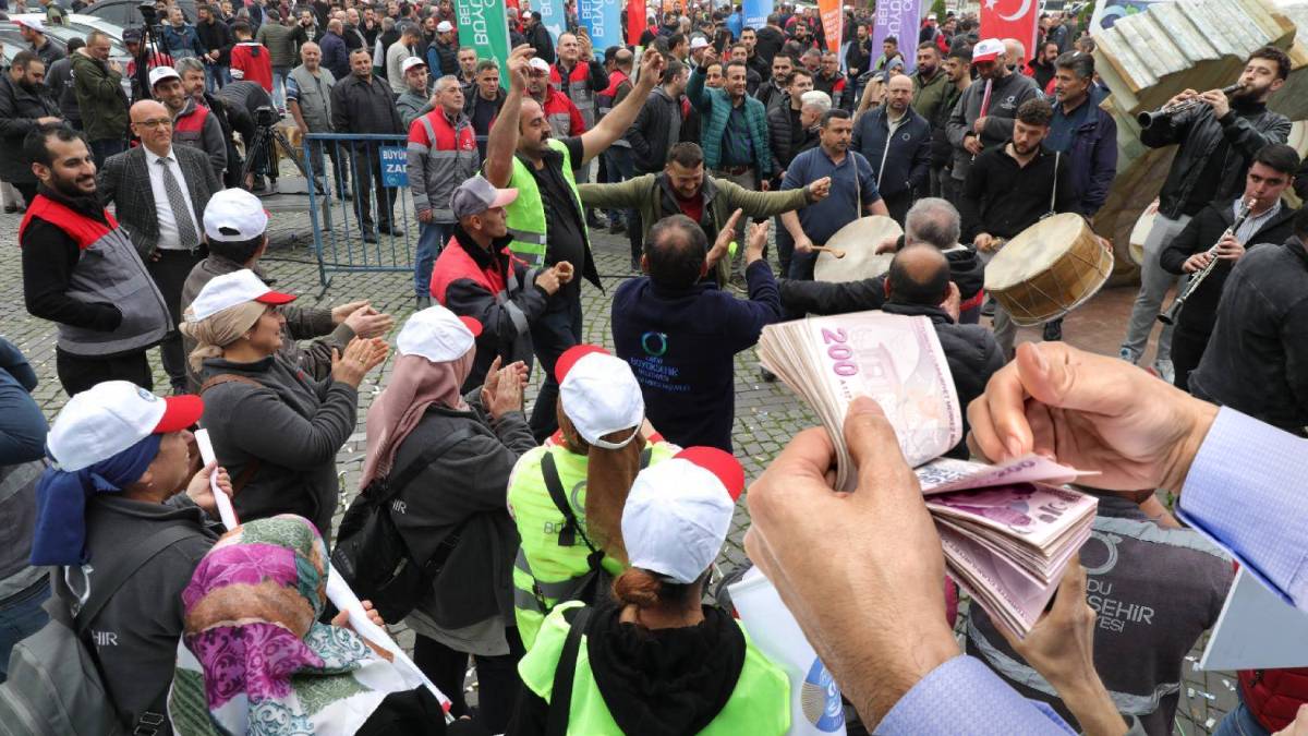 Haberi alan belediye işçileri davul zurna çaldırıp oynadı! Başkandan çifte kıyak: Maaşa %120 zam, bayram ikramiyelerine ise…