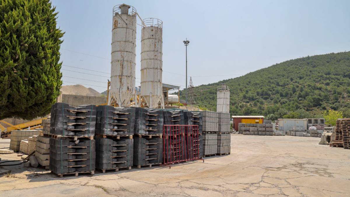 Şantiye üretiyor, yollar yenileniyor