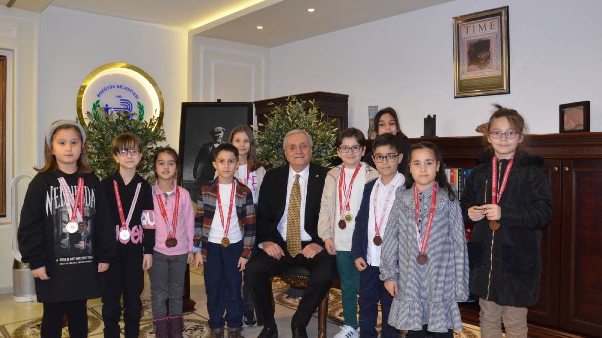 Başkan Bakkalcıoğlu başarılı satranç sporcularını ödüllendirdi