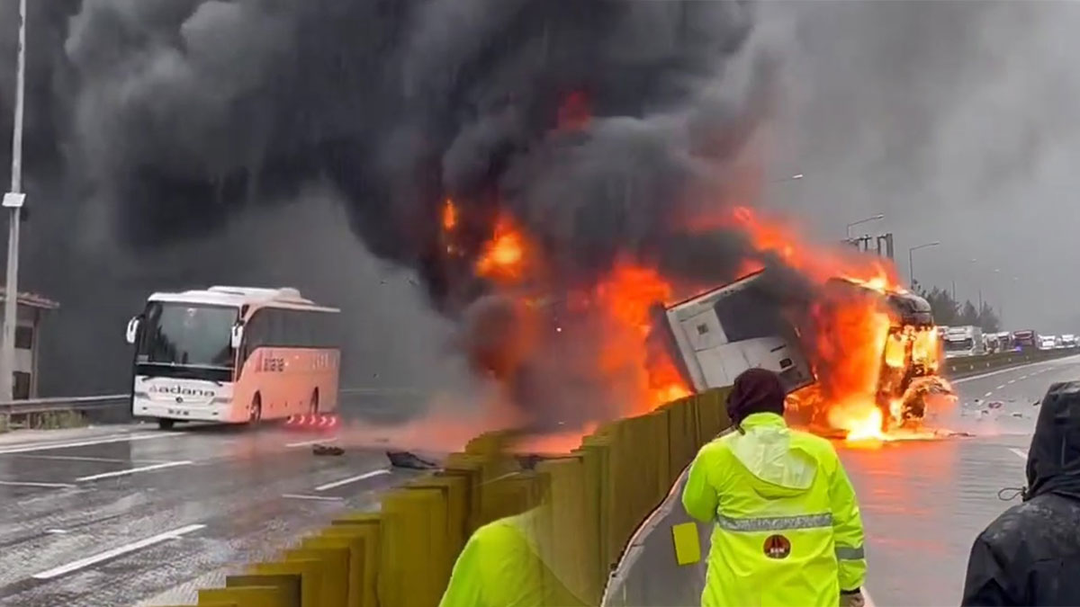 TAG otoyolu'nda trafik durduruldu! Bariyerlere çarpan tır alev aldı ve...