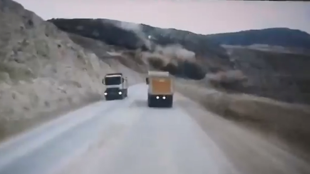 Maden faciasının en yakın görüntüsü ortaya çıktı: Hafriyat kamyonları çığ gibi düşen topraktan kıl payı kurtuldu