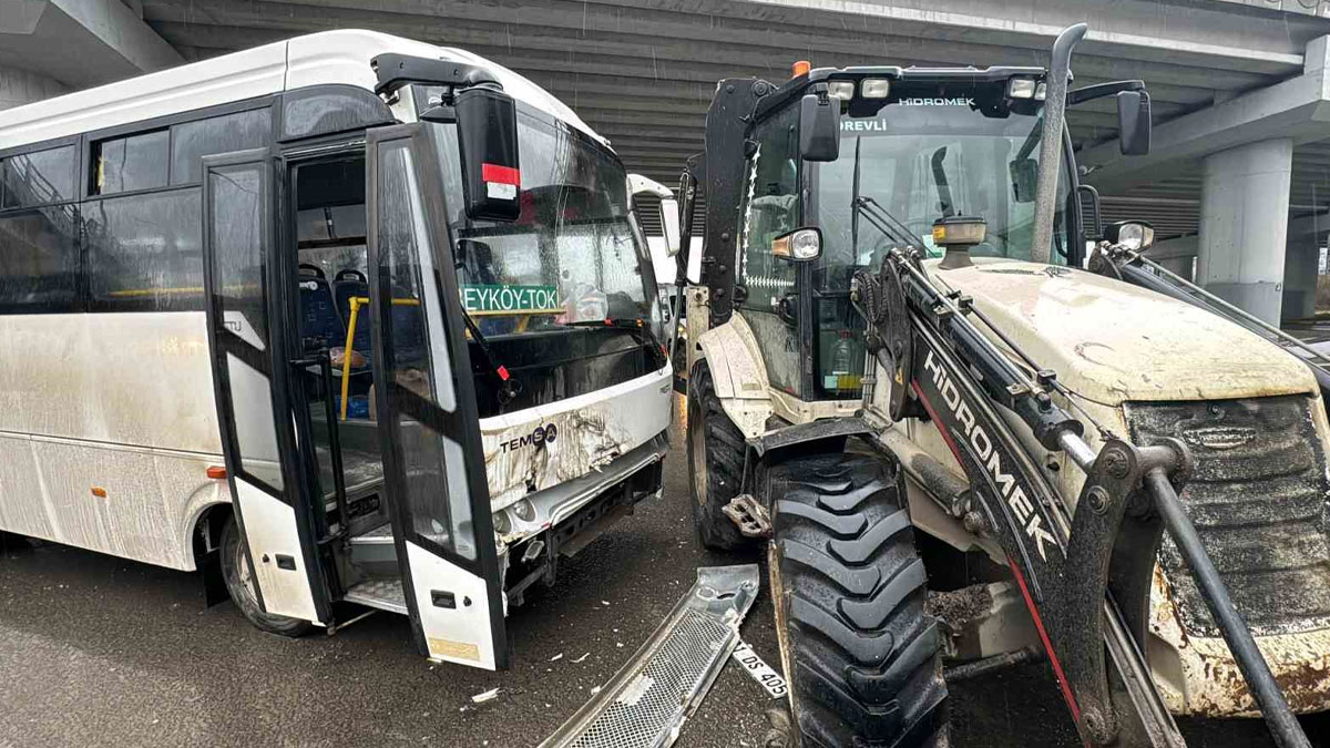 Halk otobüsü, iş makinesi ile çarpıştı: Çok sayıda yaralı var