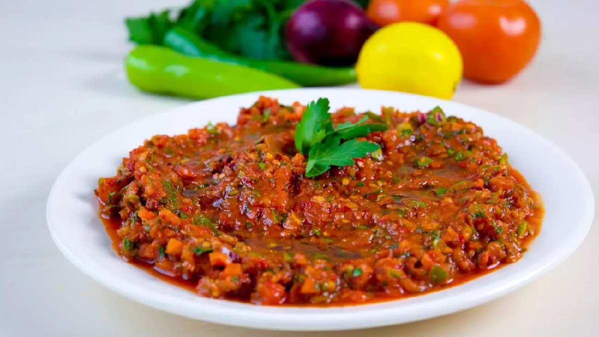 Lokantacıları kıskandıran lezzet! Ünlü mezeciler bile nasıl yaptığınızı soracak! İşte acılı ezme yapmanın püf noktası…