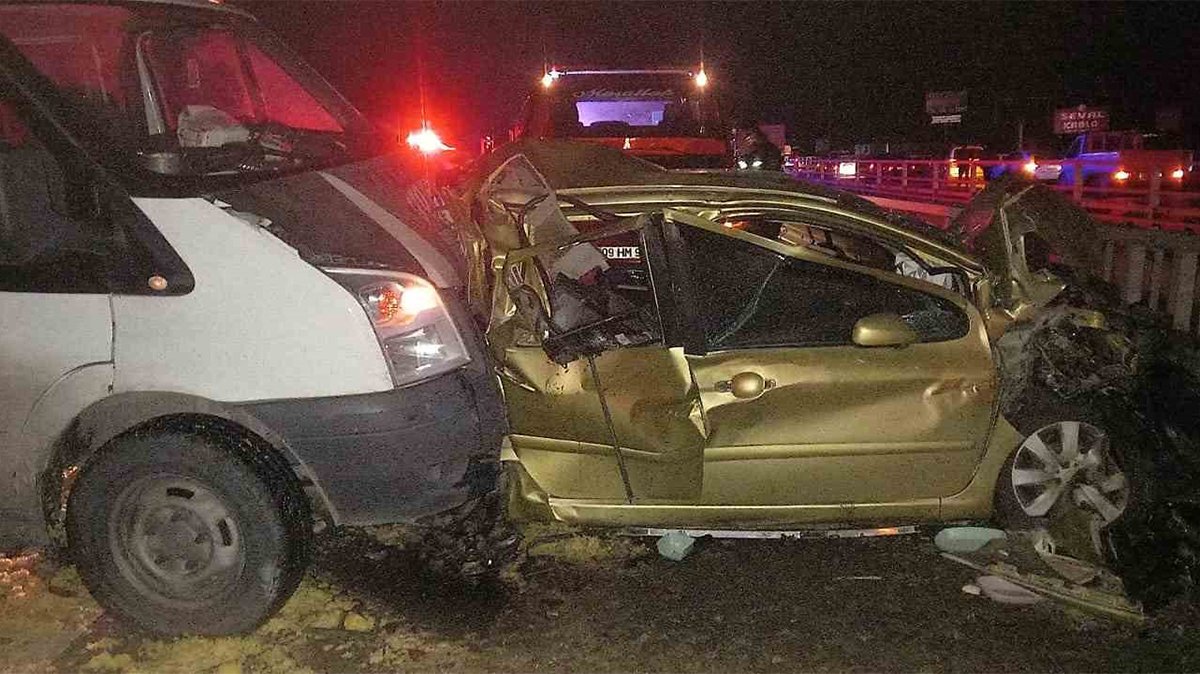 6 araç birbirine girdi: Ölü ve yaralılar var