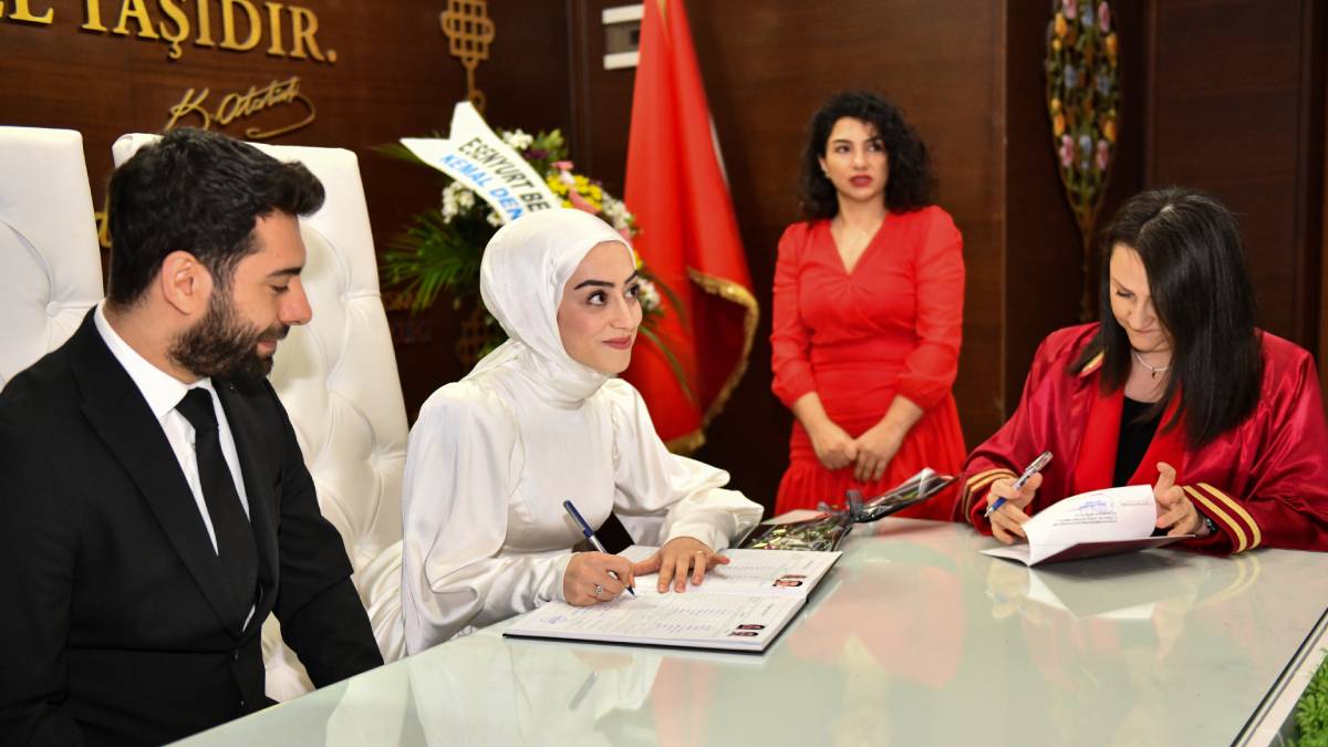 Esenyurtlu çiftler Sevgililer Günü’nde 'evet' dedi