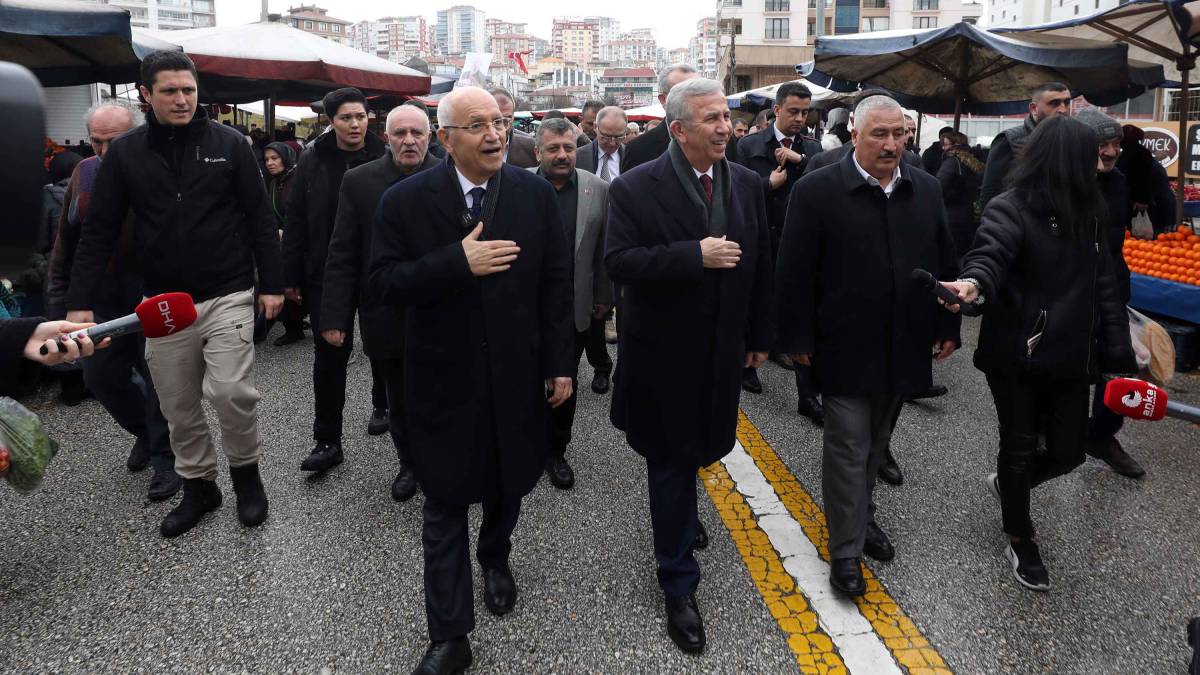 Yavaş ve Yaşar pazar esnafını ziyaret etti