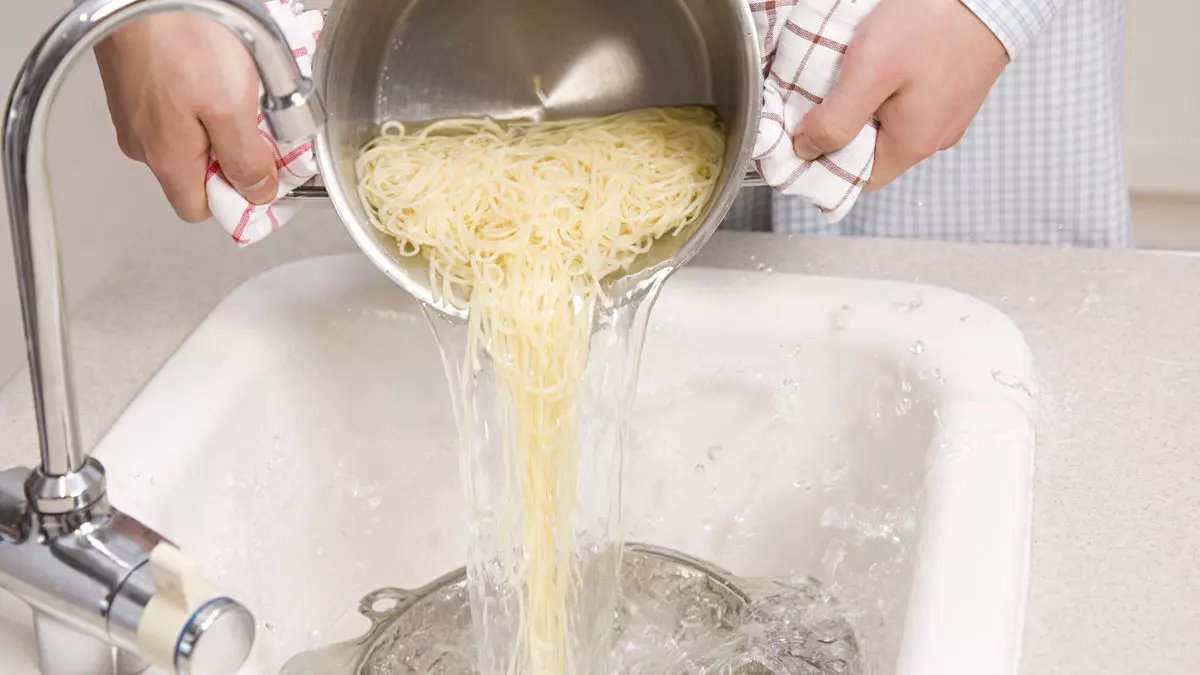 Makarnayı hep yanlış süzüyormuşuz! Meğer doğrusu bu şekilde olmalı: İşte makarnayı doğru süzme yöntemi
