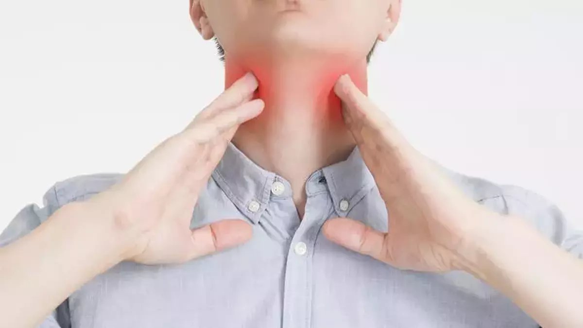 Geçmeyen boğaz ağrılarına uzman isimden açıklama! Kesinlikle hafife almayın! Daha ciddi sorunlara işaret edebilir