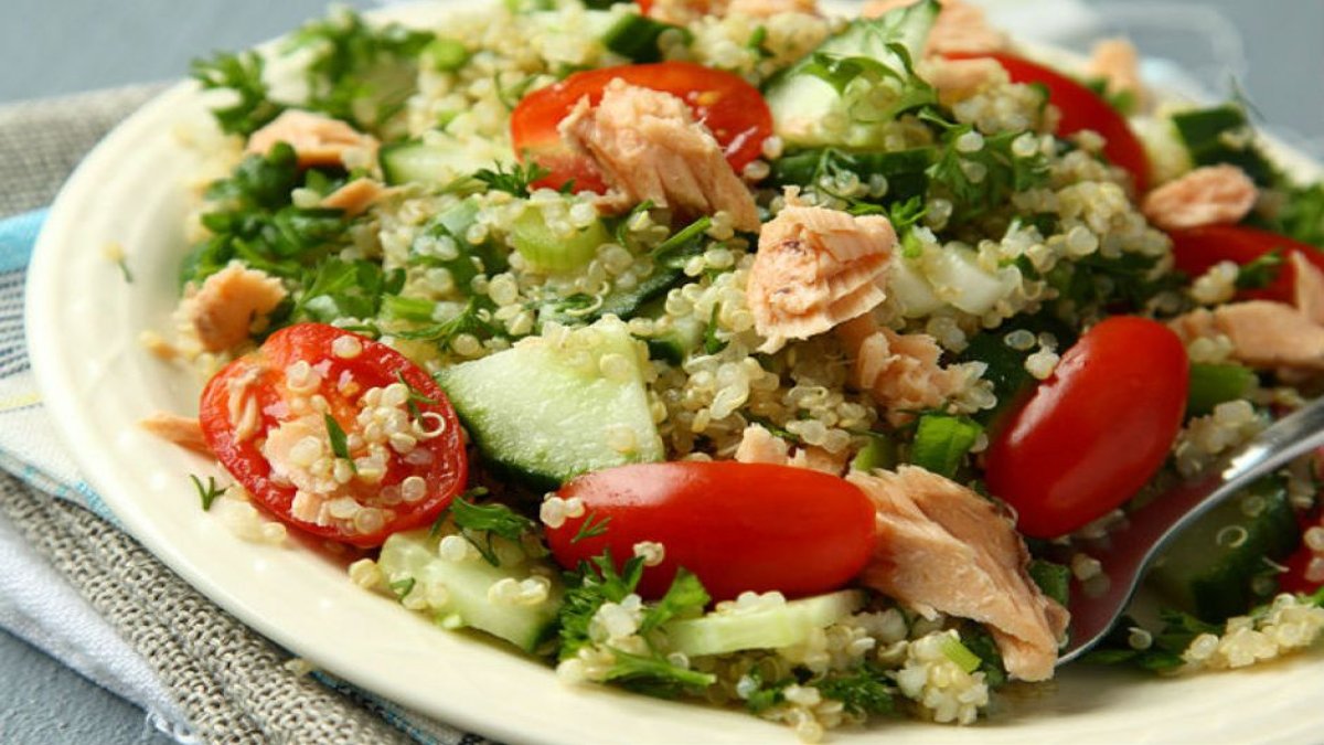 Diyette olmayanlar bile bağımlısı olacak! Besin değeri yüksek, şipşak hazır salata: Ton balıklı kinoa salatası