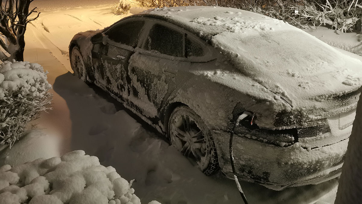 Tesla otomobiller artık dondurucu soğukta bile vızır vızır gidecek! Tesla'nın en büyük sorununu çözecek özellik geldi