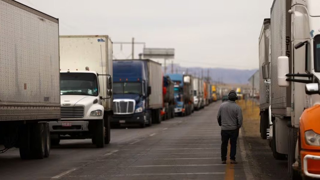 Meksika'da kamyon şoförleri otoyolları kapattı