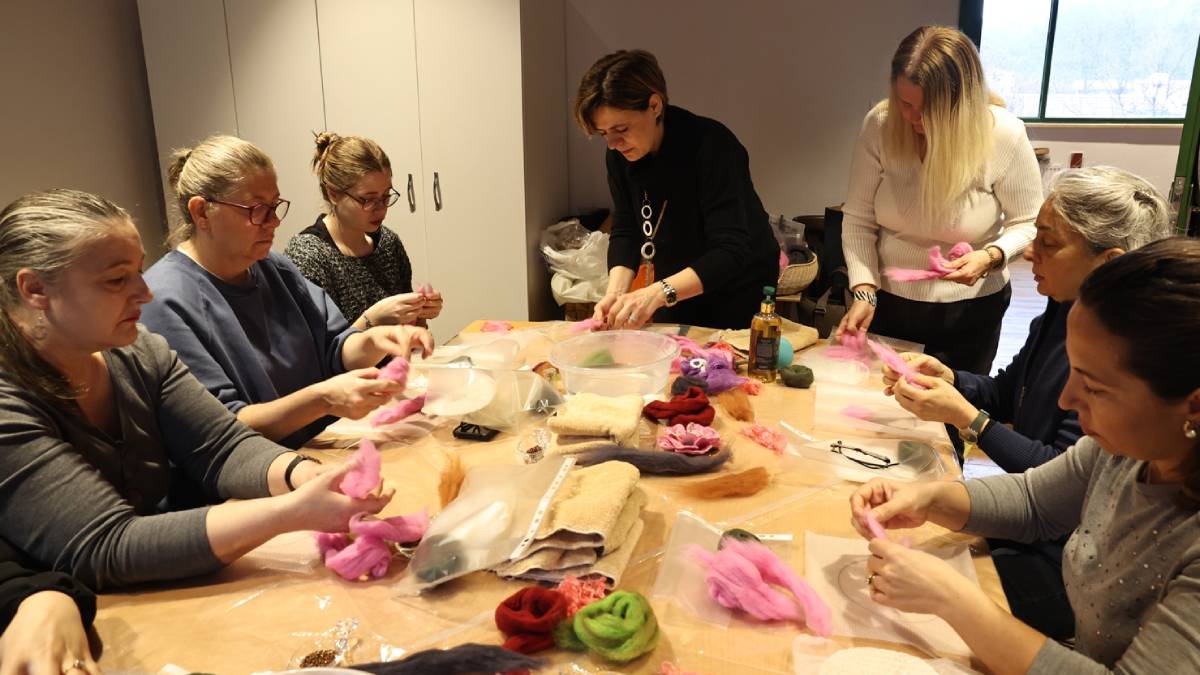 Kadınlar kendilerine yaka çiçekleri yaptı