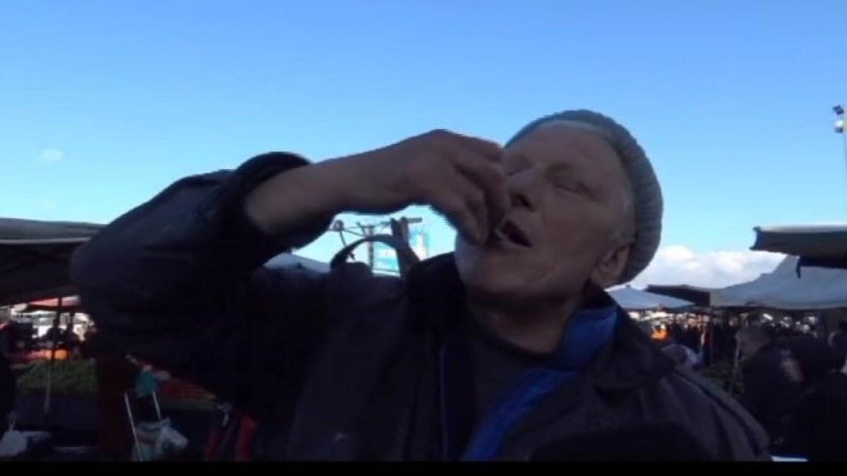 Balıkların tazeliğini kanıtlamak için çiğ çiğ yiyor! Vitamini kılçığında...