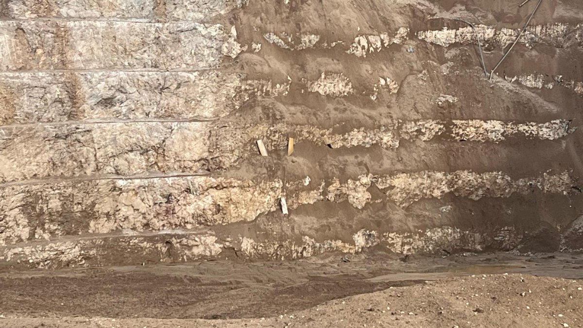 Erzincan'da göçük altında kalan kamyonun parçalarına ulaşıldı