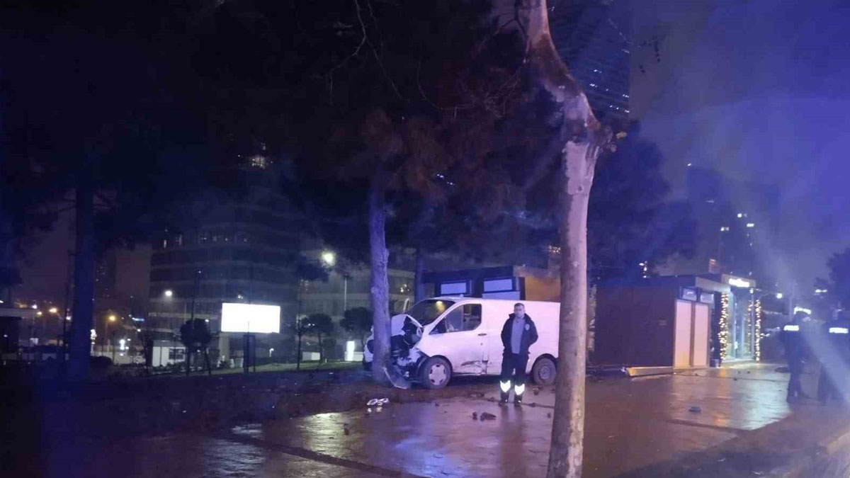 İstanbul'da feci kaza... Ağaca çarparak durabildi: Yaralılar var