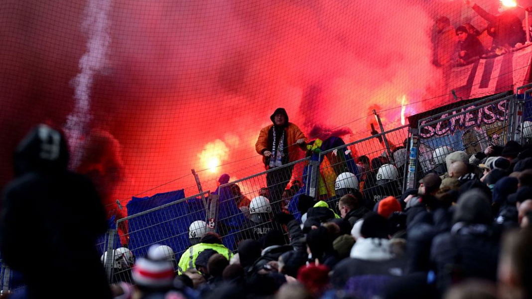 Almanya'da sahaya uzaktan kumandalı iki araba girdi