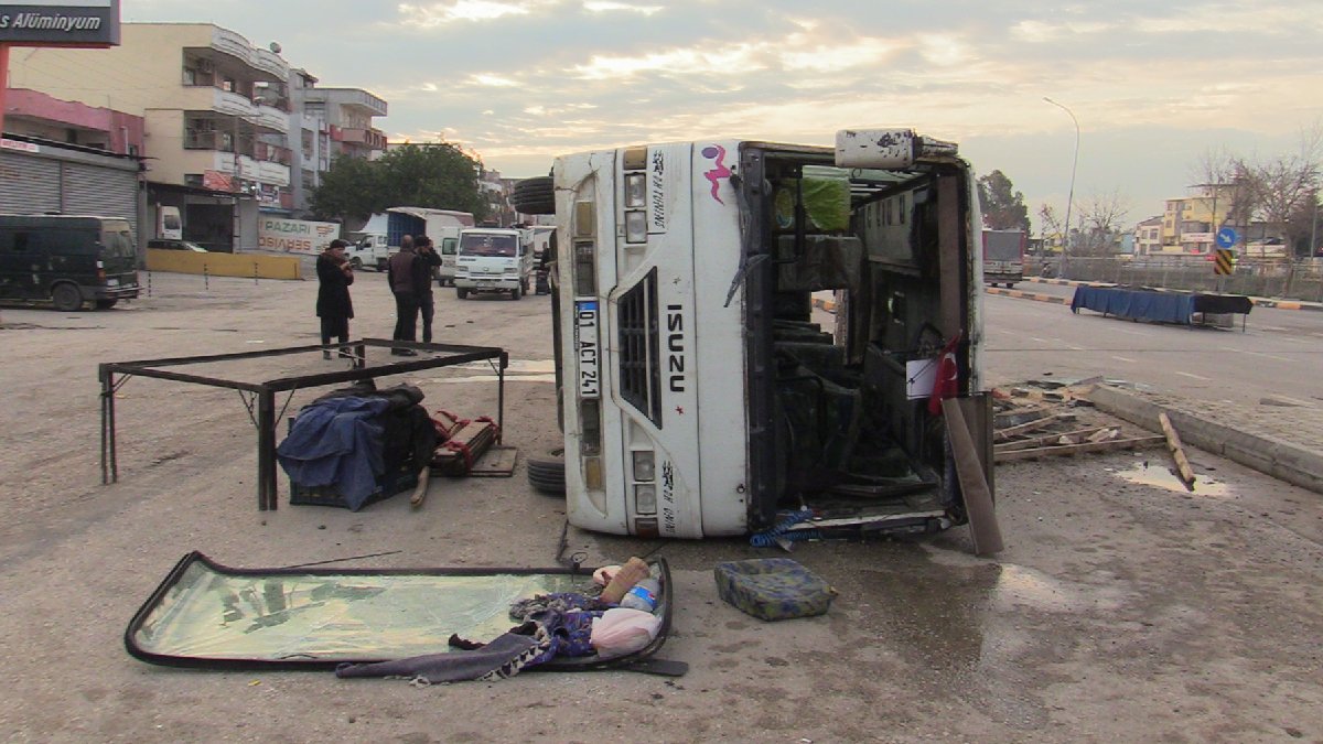 Tarım işçilerini taşıyan midibüs devrildi: 14'ü tarım işçisi 15 kişi yaralandı