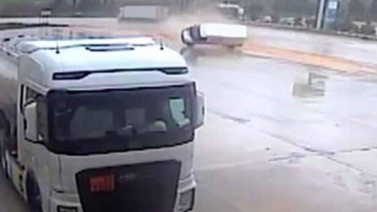 Adıyaman'da feci kaza! Minibüs takla atarak akaryakıt istasyonuna daldı