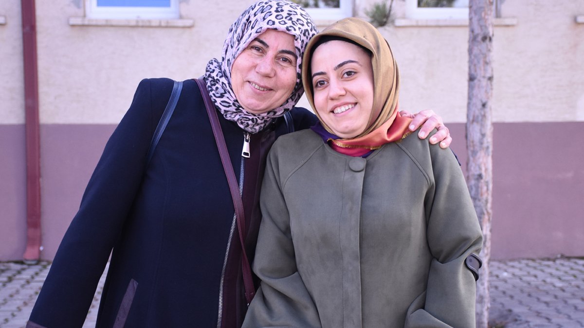 Annesinin okuması için sırtında taşıdığı Ayşe Uzunoğlu öğretmen oldu: Tek çıkış kapımdı