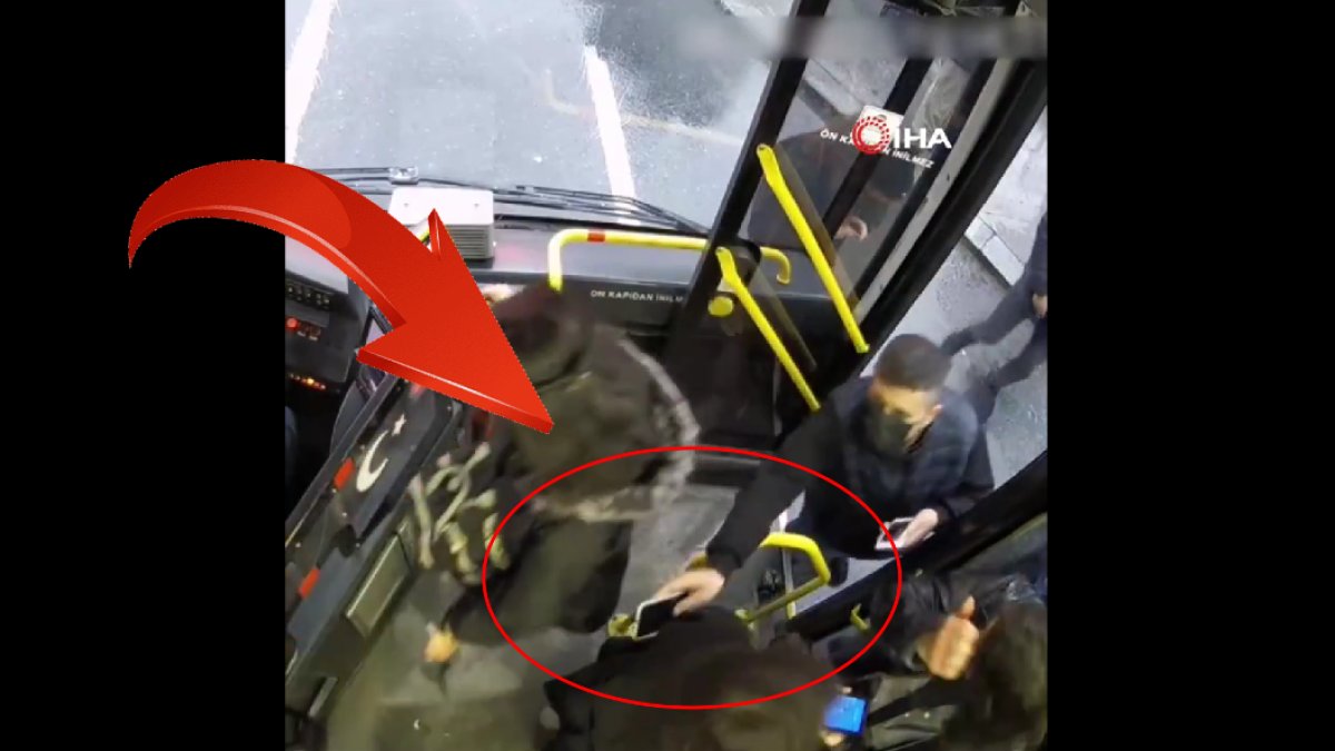 Şaşkına çeviren rahatlık! Çaldığı telefonu beğenmeyip sahibine geri verdi: Hiç ummadığı anda....