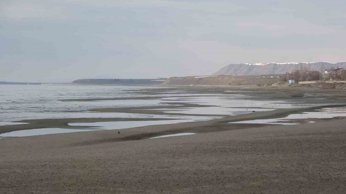 Su seviyesi 4 metreye kadar düşmüştü: Van Gölü için tehlike devam ediyor