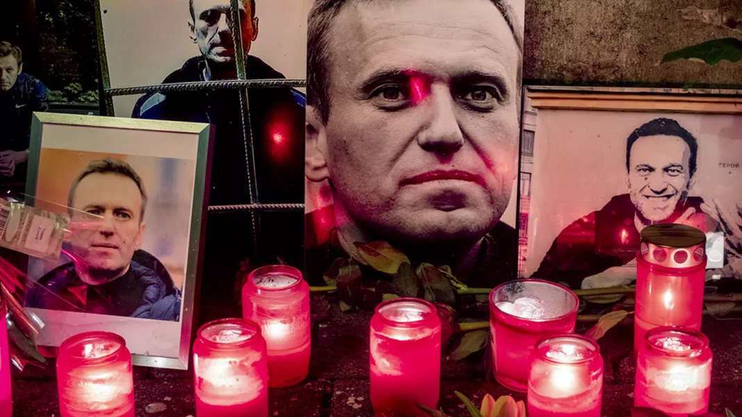 Navalny anma töreninde 400'den fazla kişi gözaltına alındı