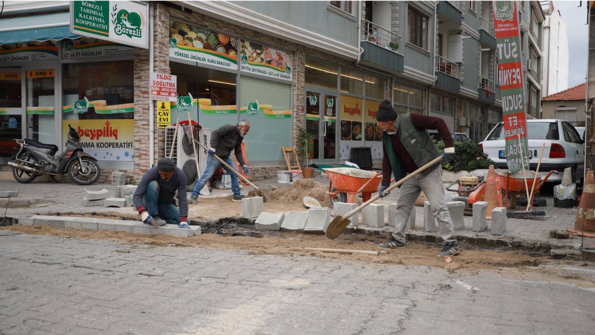 Burhaniye’de yol iyileştirme çalışmaları devam ediyor