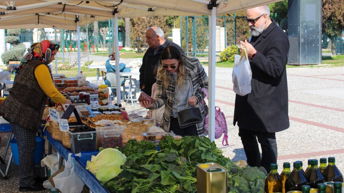 Üretici ve tüketici Karşıyaka’da ‘aracısız’ buluşmaya devam ediyor
